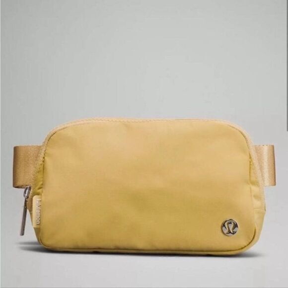 Lululemon Everywhere Belt Bag‎ In Golden Sand NWT - Picture 2 of 9